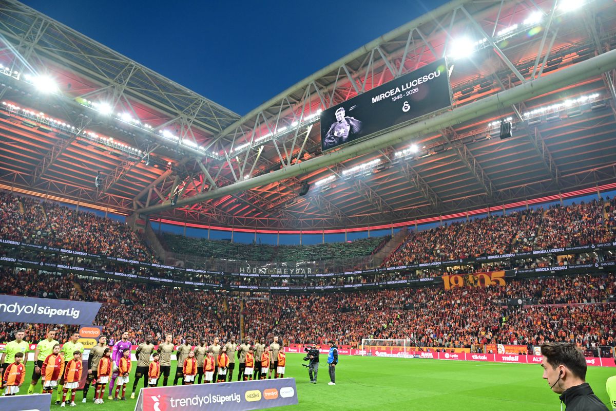 Mircea Lucescu, omagiat la Galatasaray - Kocaelispor