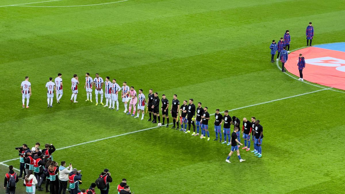 Ce diferență! Cum a arătat la Galatasaray momentul de reculegere în memoria lui Mircea Lucescu