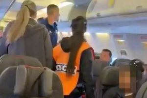 Un fotbalist a strigat în avion: „Bombă, sărim în aer!” » Reacția pasagerilor și cum s-a terminat totul