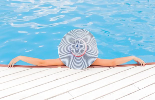 Efectele Pandemiei: Concedii nesigure. Tot mai mulți români își construiesc piscine acasă