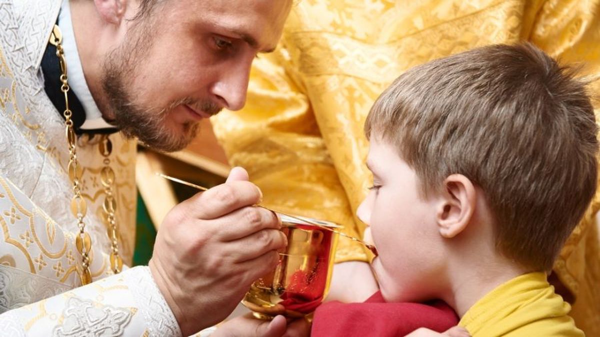 COVID-19. Împărtășire cu lingurițe de unică folosință? BOR respinge recomandarea INSP: „Aceste obiecte nu există în uzul ortodox”