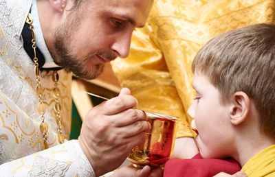 COVID-19. Împărtășire cu lingurițe de unică folosință? BOR respinge recomandarea INSP: „Aceste obiecte nu există în uzul ortodox”