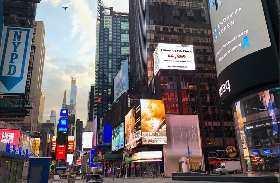 COVID-19. „Ceasul morții lui Trump” » Mesaj înfiorător în Times Square