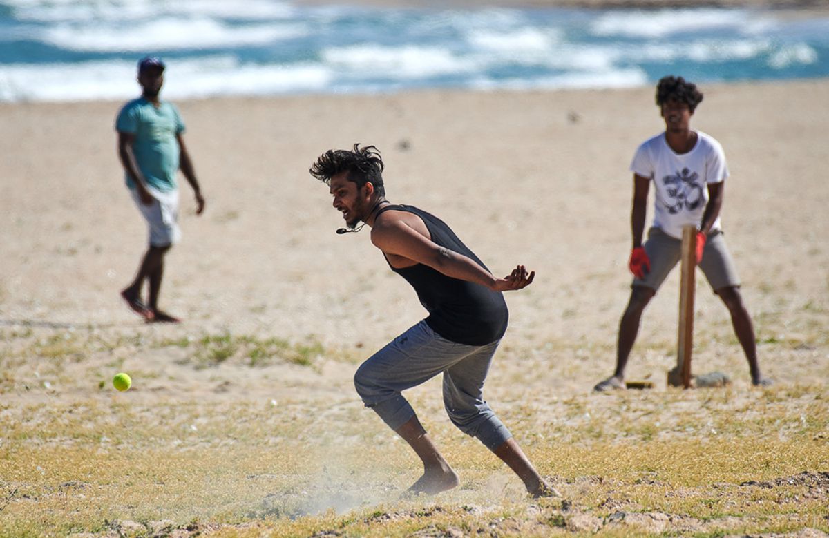 VIDEO + FOTO Spectacol inedit în stațiunea Olimp! Meciuri intense de cricket pe plajă :D