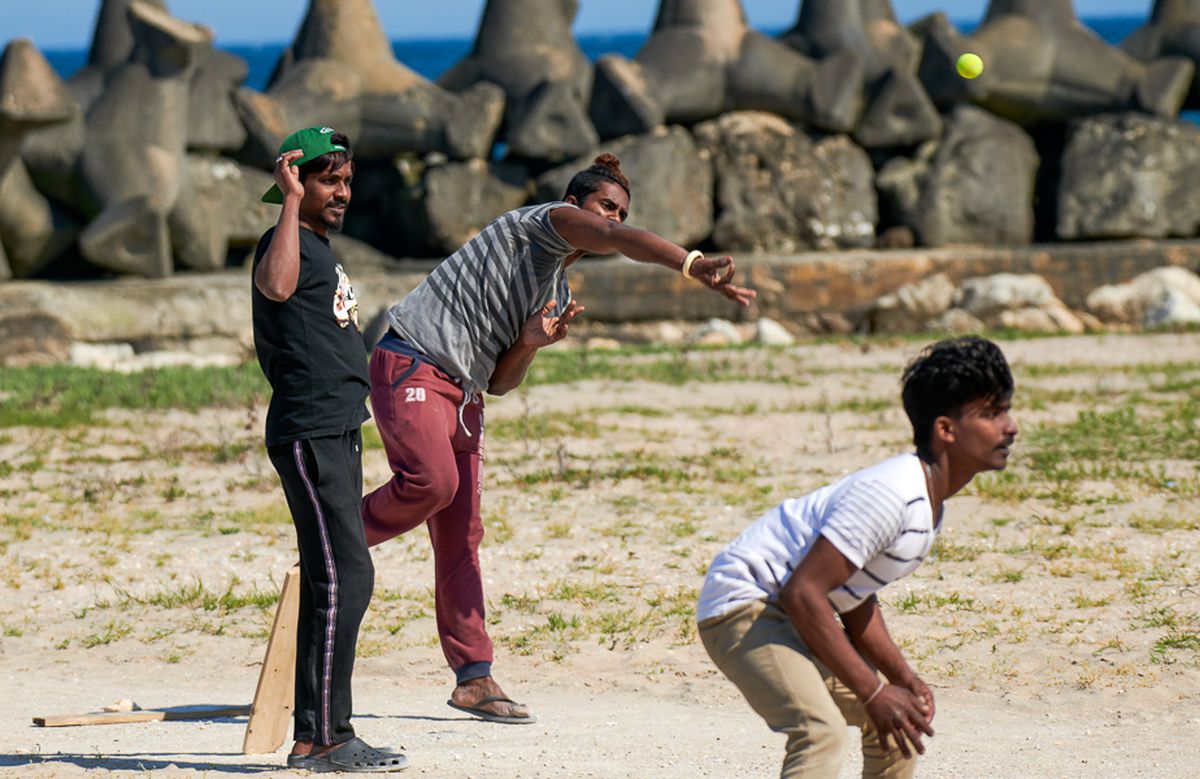 VIDEO + FOTO Spectacol inedit în stațiunea Olimp! Meciuri intense de cricket pe plajă :D