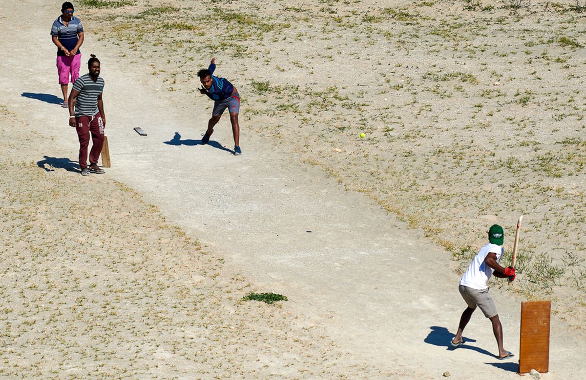 VIDEO + FOTO Spectacol inedit în stațiunea Olimp! Meciuri intense de cricket pe plajă :D
