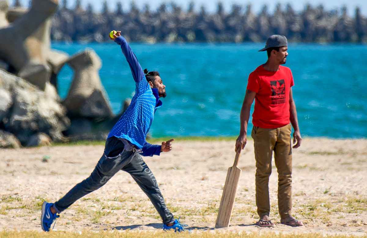 VIDEO + FOTO Spectacol inedit în stațiunea Olimp! Meciuri intense de cricket pe plajă :D