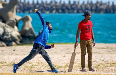 VIDEO + FOTO Spectacol inedit în stațiunea Olimp! Meciuri intense de cricket pe plajă :D