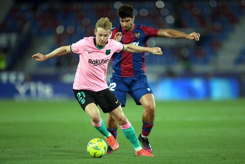 Frenkie de Jong vs Gonzalo Melero în Levante - Barcelona 3-3 // foto: Guliver/gettyimages
