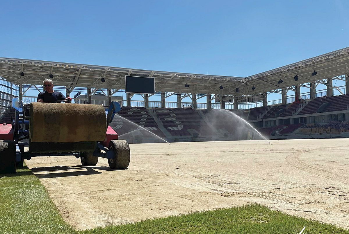 Imagini noi de la Stadionul Rapid! A început montarea gazonului pe arena din Giulești