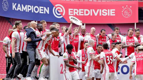 Ajax a cucerit al 35-lea titlu de campioană în Olanda și a luat o decizie neașteptată. „Lăncierii” au topit trofeul și l-au transformat în steluțe pentru abonați!