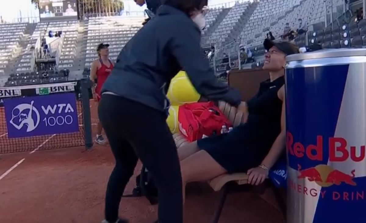 Imaginea durerii. Simona Halep merge ajutându-se de o cârjă după accidentarea de la Roma + Diagnosticul oficial: „Astăzi voi zbura către casă”