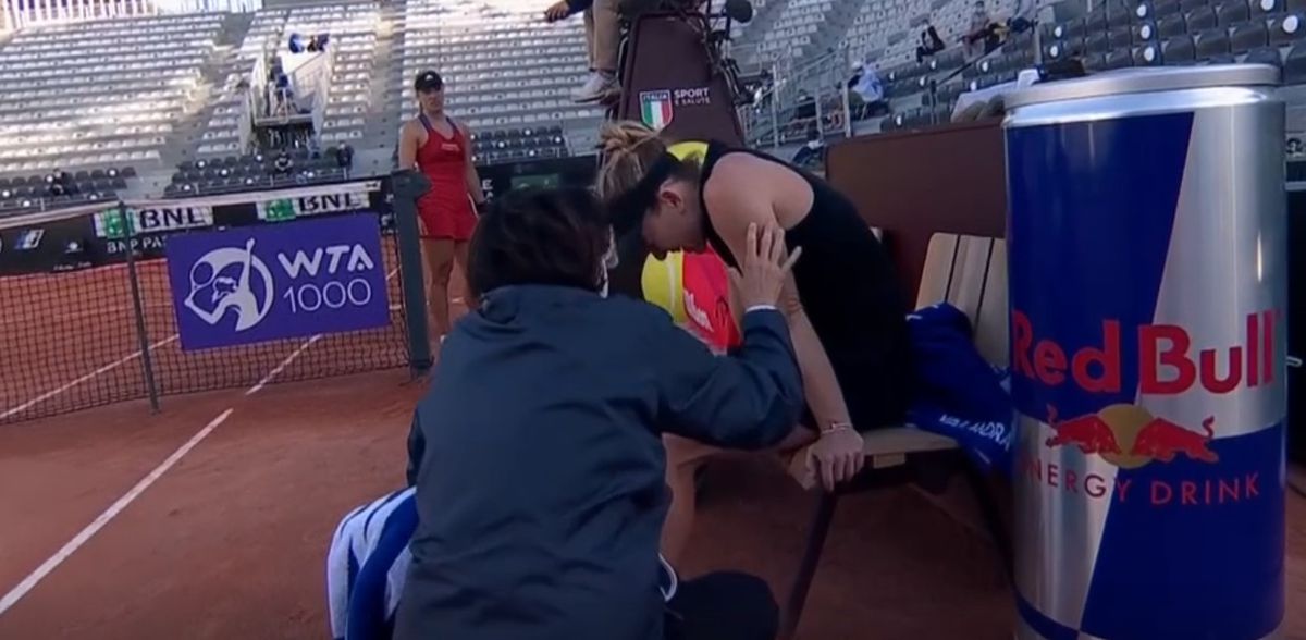 Imaginea durerii. Simona Halep merge ajutându-se de o cârjă după accidentarea de la Roma + Diagnosticul oficial: „Astăzi voi zbura către casă”