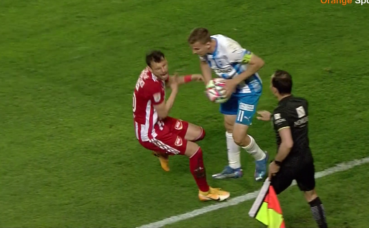 Nicușor Bancu, gesturi grosolane în finalul meciului cu Sepsi. / FOTO: Capturi @orange sport