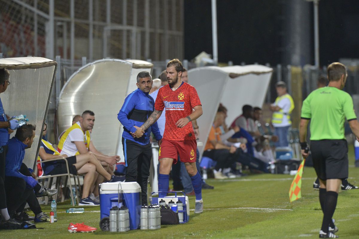 Tatăl fotbalistului umilit de Becali: „Am plecat din fața televizorului când l-a schimbat! Aveam lacrimi în ochi”