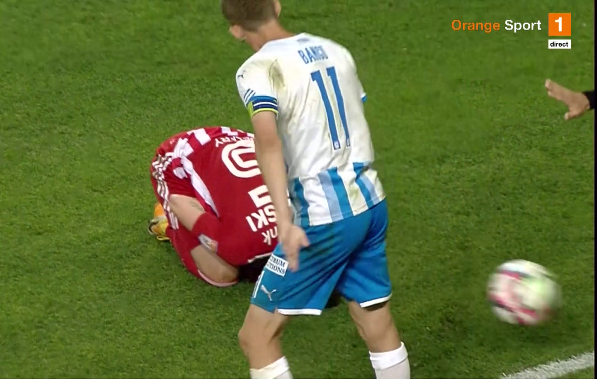 Nicușor Bancu, gesturi grosolane în finalul meciului cu Sepsi. / FOTO: Capturi @orange sport