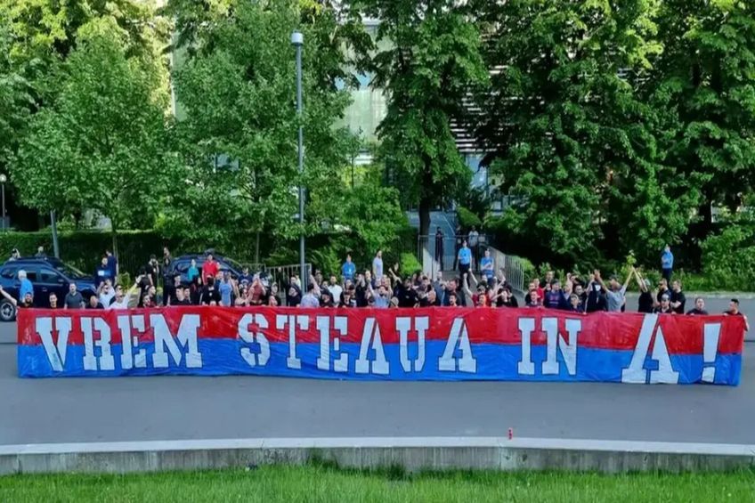 Ultrașii din Peluza Sud, susținătorii celor de la CSA Steaua, au protestat miercuri în fața sediului Federației Române de Fotbal.