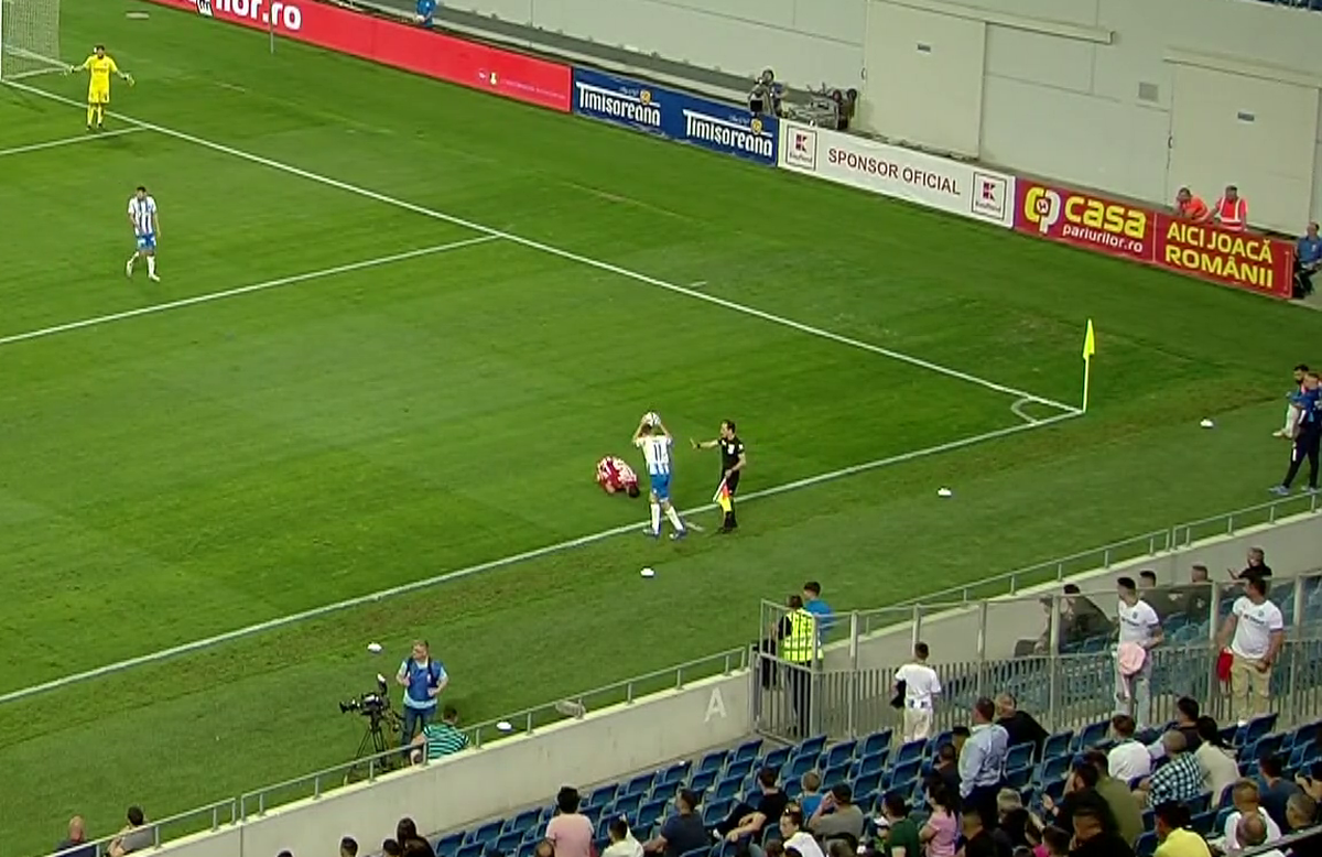 Nicușor Bancu, gesturi grosolane în finalul meciului cu Sepsi. / FOTO: Capturi @orange sport