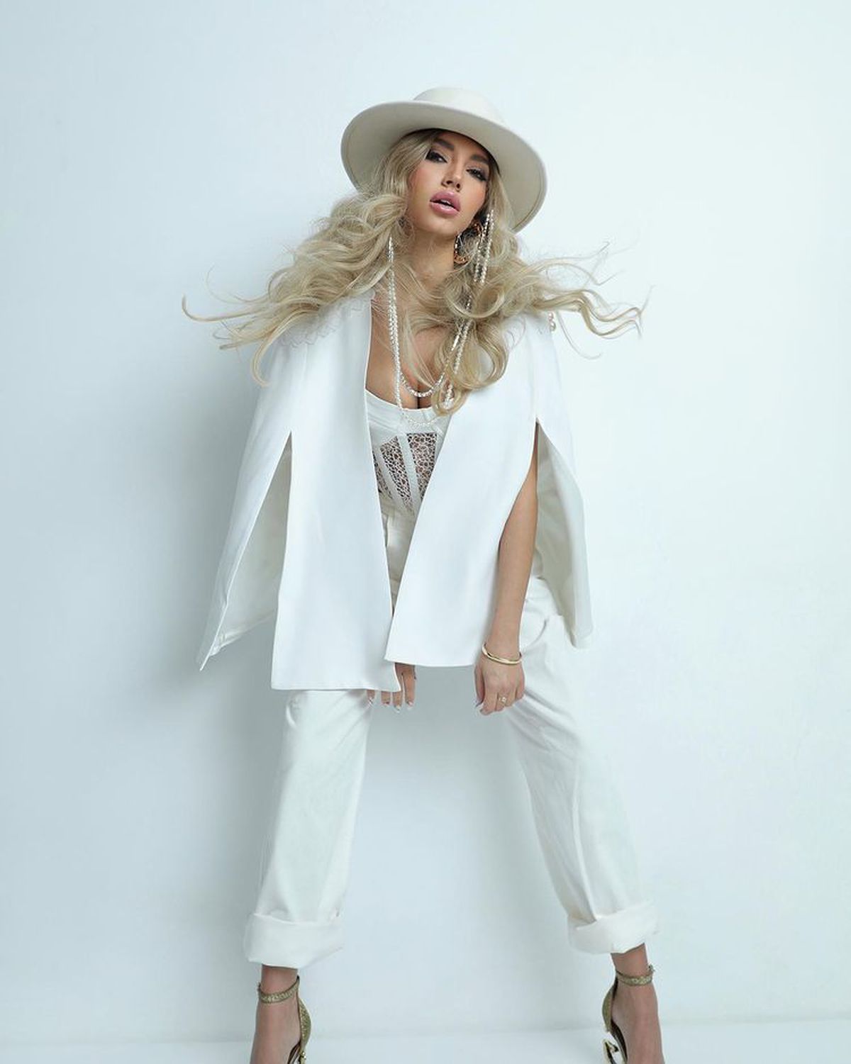 FOTO+VIDEO. Iubita lui Nedelcu, show cu un manelist celebru: „Când vă văd, m-apucă mila”