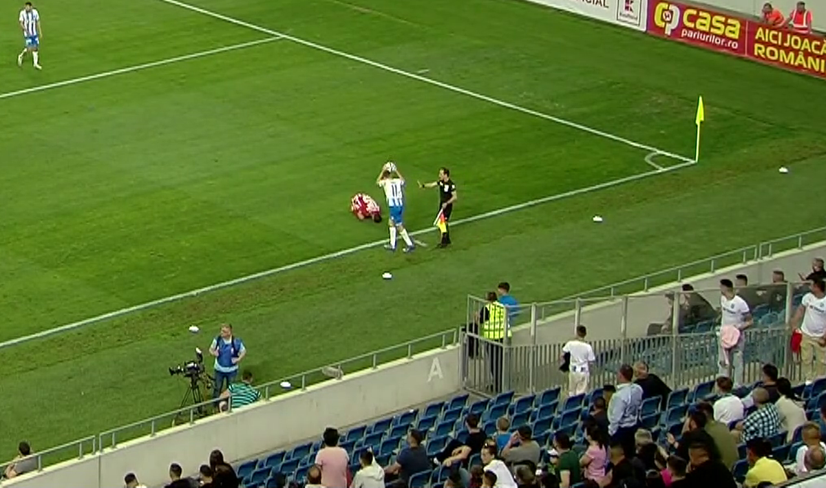 Nicușor Bancu, gesturi grosolane în finalul meciului cu Sepsi. / FOTO: Capturi @orange sport