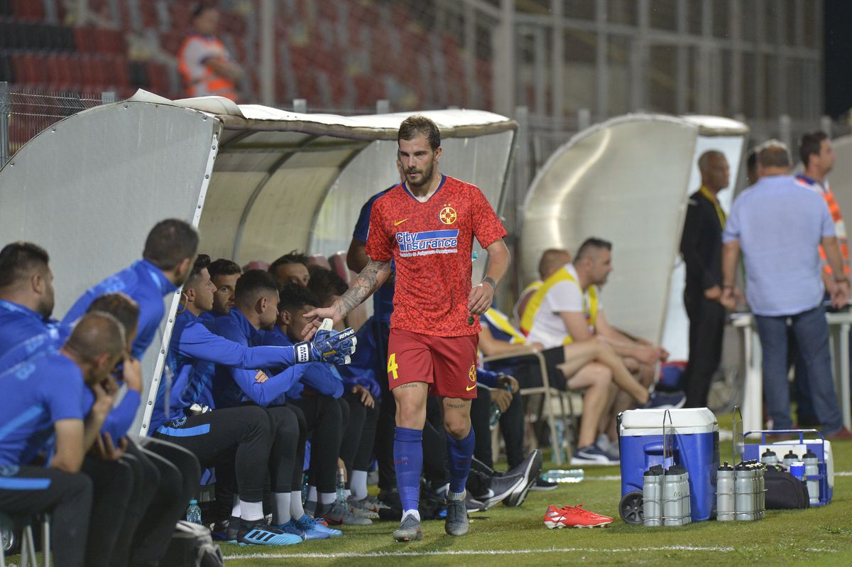 Tatăl fotbalistului umilit de Becali: „Am plecat din fața televizorului când l-a schimbat! Aveam lacrimi în ochi”