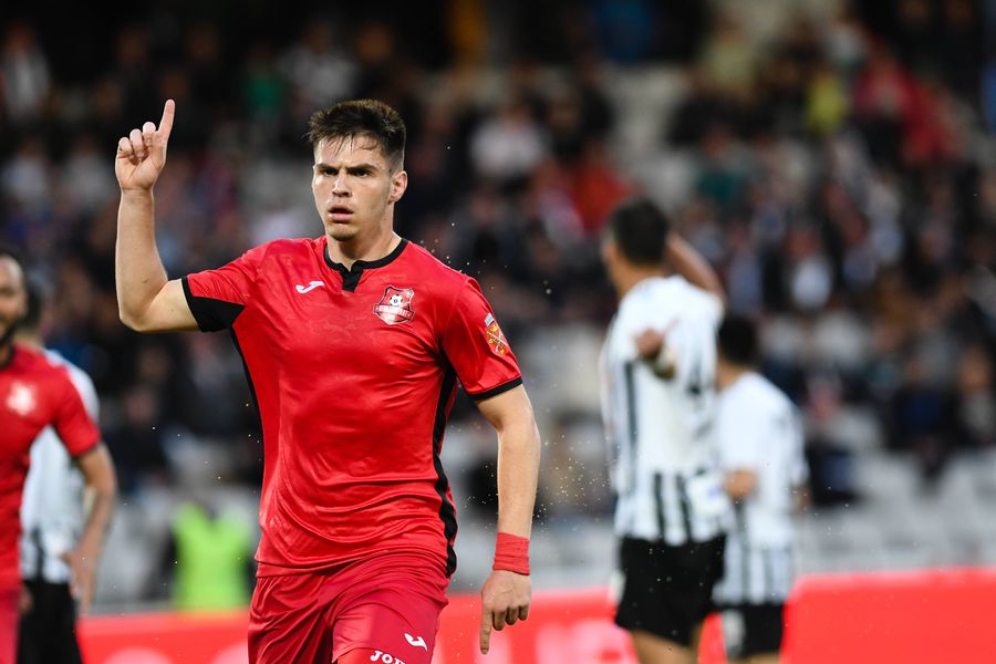 Daniel Paraschiv (în roșu) a deschis drumul sibienilor spre promovare Convins că Dan Petrescu nu-l vrea la CFR Cluj a cerut să i se permită transferul: „Vreau să merg în altă parte”