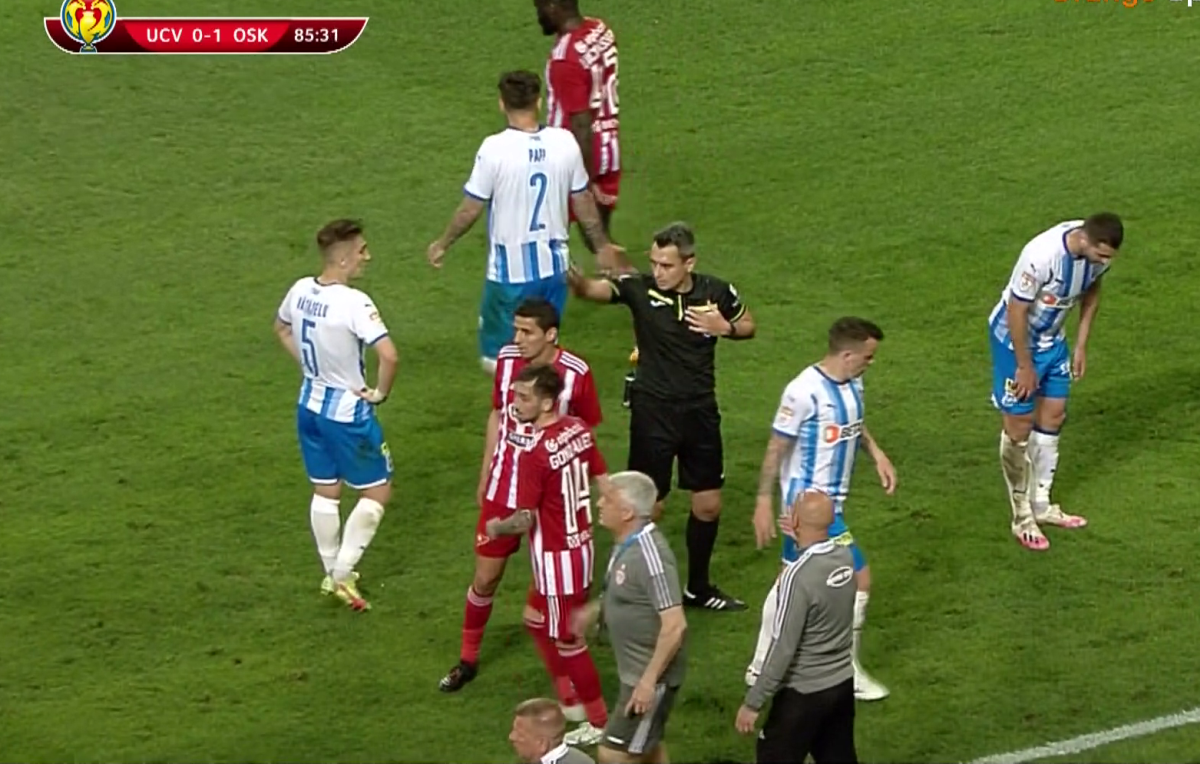 Nicușor Bancu, gesturi grosolane în finalul meciului cu Sepsi. / FOTO: Capturi @orange sport
