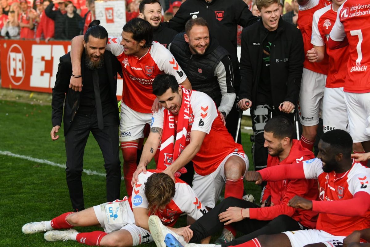 Români de succes în Danemarca: „Non-stop pe locul 1. Urmează un campionat de unde granzii Europei își fac transferurile” » Imagini de senzație de la promovarea fostului șef dinamovist