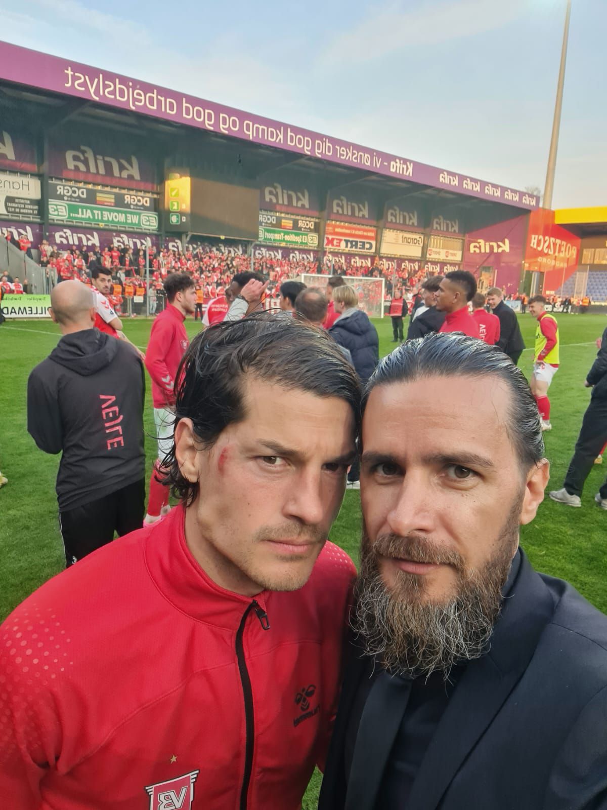 Români de succes în Danemarca: „Non-stop pe locul 1. Urmează un campionat de unde granzii Europei își fac transferurile” » Imagini de senzație de la promovarea fostului șef dinamovist