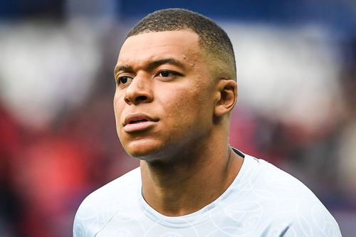 Conflict la vârf în Franța: Kylian Mbappe, 24 de ani, cel mai important fotbalist din Hexagon, i-a cerut prestigioasei publicații L’Equipe să nu-i mai folosească numele.