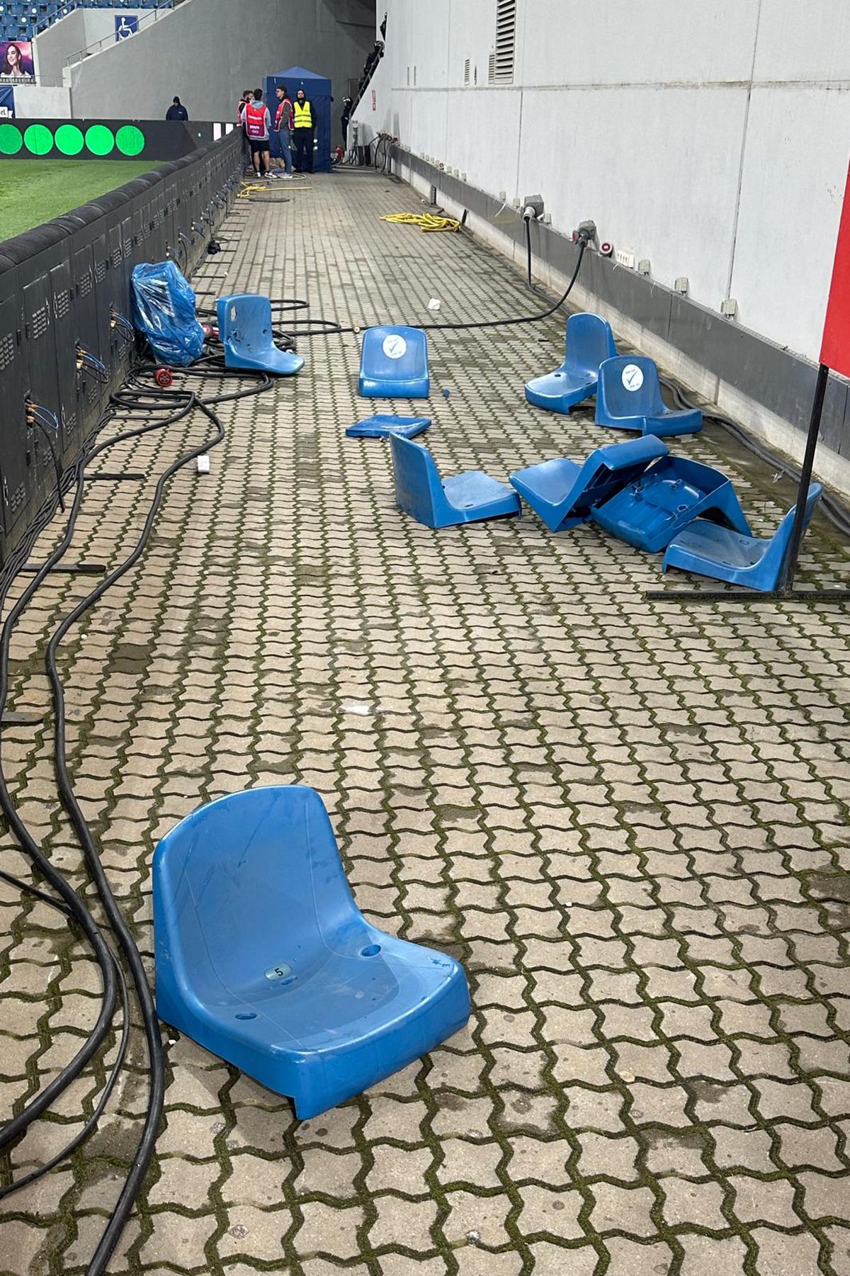 FCU Craiova - Hermannstadt. Scaune aruncate pe teren, meci întrerupt