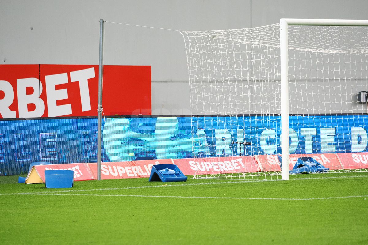 FCU Craiova - Hermannstadt. Scaune aruncate pe teren, meci întrerupt