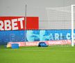 FCU Craiova - Hermannstadt. Scaune aruncate pe teren, meci întrerupt/ foto: Ionuț Iordache (GSP)