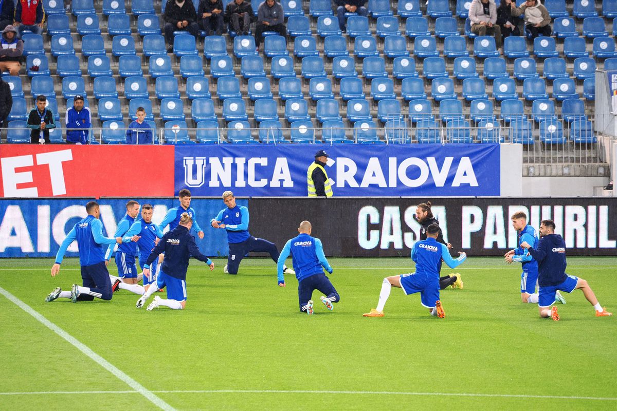 Scandal uriaș la Craiova » FCU a retrogradat, ultrașii au distrus peluza și au întrerupt meciul cu Hermannstadt