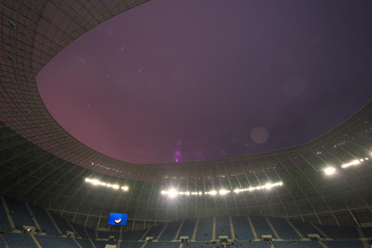 Scandal uriaș la Craiova » FCU a retrogradat, ultrașii au distrus peluza și au întrerupt meciul cu Hermannstadt