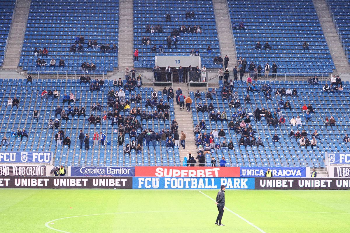 Scandal uriaș la Craiova » FCU a retrogradat, ultrașii au distrus peluza și au întrerupt meciul cu Hermannstadt
