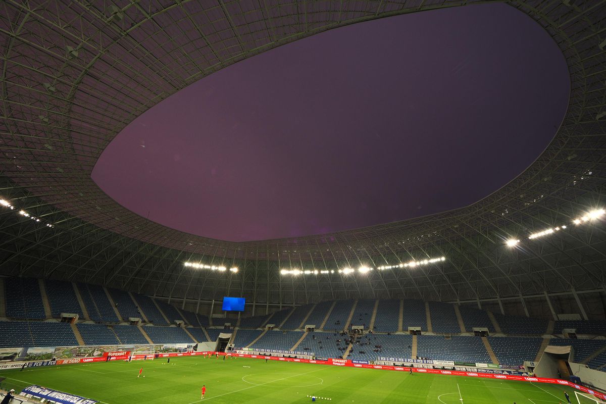 Scandal uriaș la Craiova » FCU a retrogradat, ultrașii au distrus peluza și au întrerupt meciul cu Hermannstadt