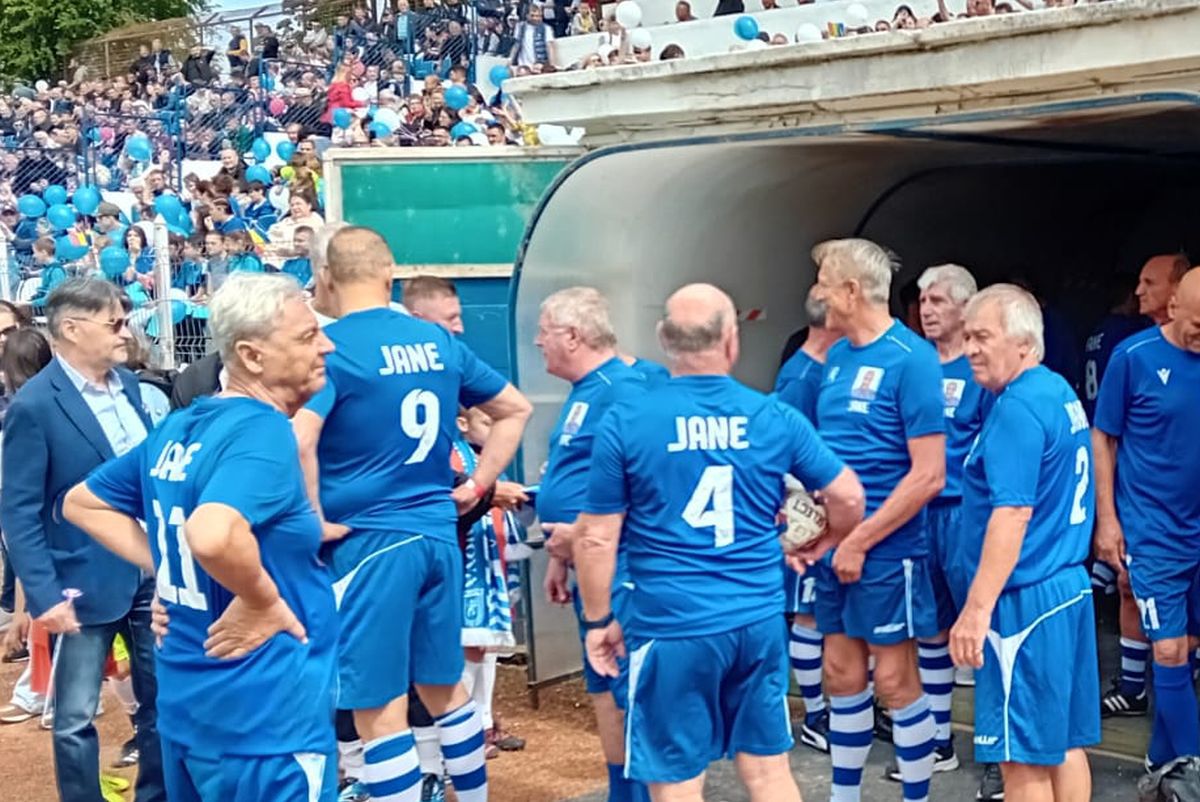 Stadion redenumit la Caracal, în memoria fostului președinte al Universității Craiova » Vedetele Științei și politicienii orașului au jucat un demonstrativ