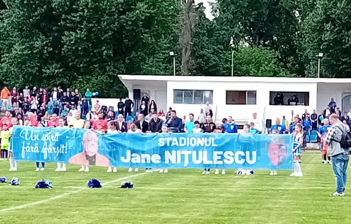 Stadion redenumit la Caracal, în memoria fostului președinte al Universității Craiova » Vedetele Științei și politicienii orașului au jucat un demonstrativ