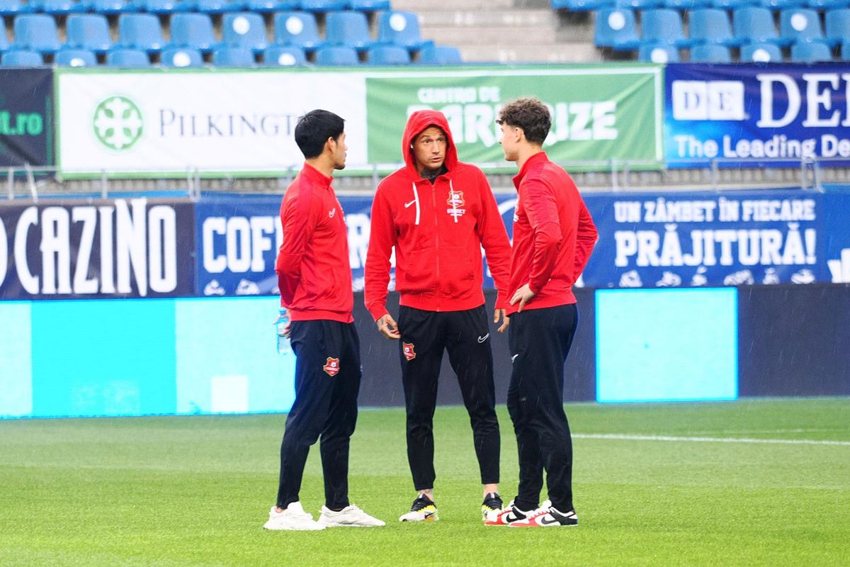 Scandal uriaș la Craiova » FCU a retrogradat, ultrașii au distrus peluza și au întrerupt meciul cu Hermannstadt