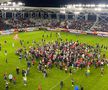 Fanii lui Dinamo au intrat pe teren ca după titlu și au scandat numele lui Mircea Rednic / FOTO: Remus Dinu (GSP)