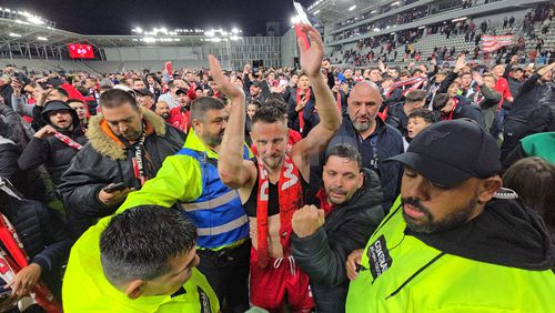 Fanii lui Dinamo au intrat pe teren ca după titlu și au scandat numele lui Mircea Rednic / FOTO: Raed Krishan (GSP)