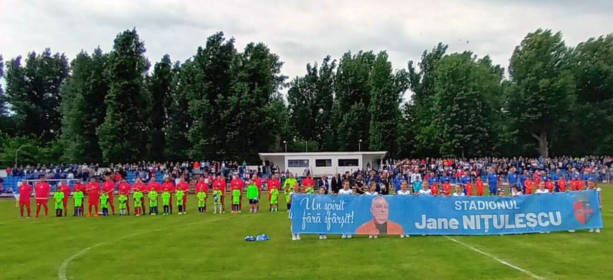 Stadion redenumit la Caracal, în memoria fostului președinte al Universității Craiova » Vedetele Științei și politicienii orașului au jucat un demonstrativ
