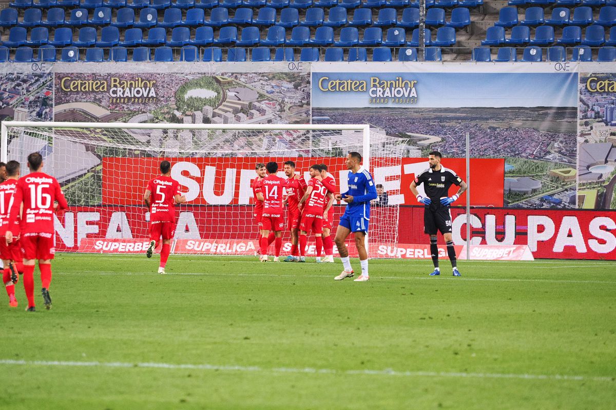 Scandal uriaș la Craiova » FCU a retrogradat, ultrașii au distrus peluza și au întrerupt meciul cu Hermannstadt