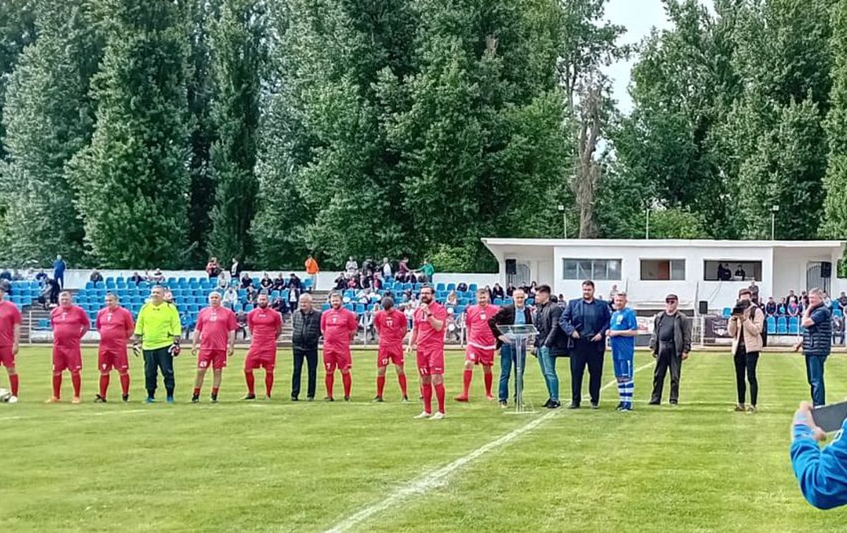 Stadion redenumit la Caracal, în memoria fostului președinte al Universității Craiova » Vedetele Științei și politicienii orașului au jucat un demonstrativ