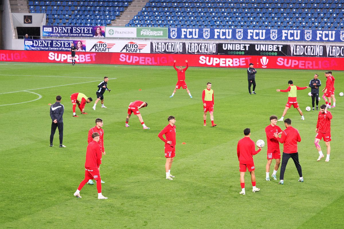 Scandal uriaș la Craiova » FCU a retrogradat, ultrașii au distrus peluza și au întrerupt meciul cu Hermannstadt