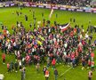 Fanii lui Dinamo au intrat pe teren ca după titlu și au scandat numele lui Mircea Rednic / FOTO: Remus Dinu (GSP)
