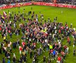 Fanii lui Dinamo au intrat pe teren ca după titlu și au scandat numele lui Mircea Rednic / FOTO: Remus Dinu (GSP)