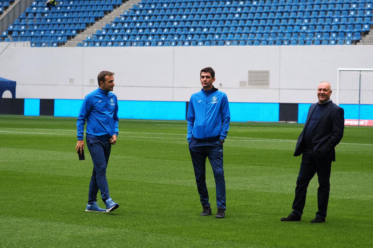 Scandal uriaș la Craiova » FCU a retrogradat, ultrașii au distrus peluza și au întrerupt meciul cu Hermannstadt