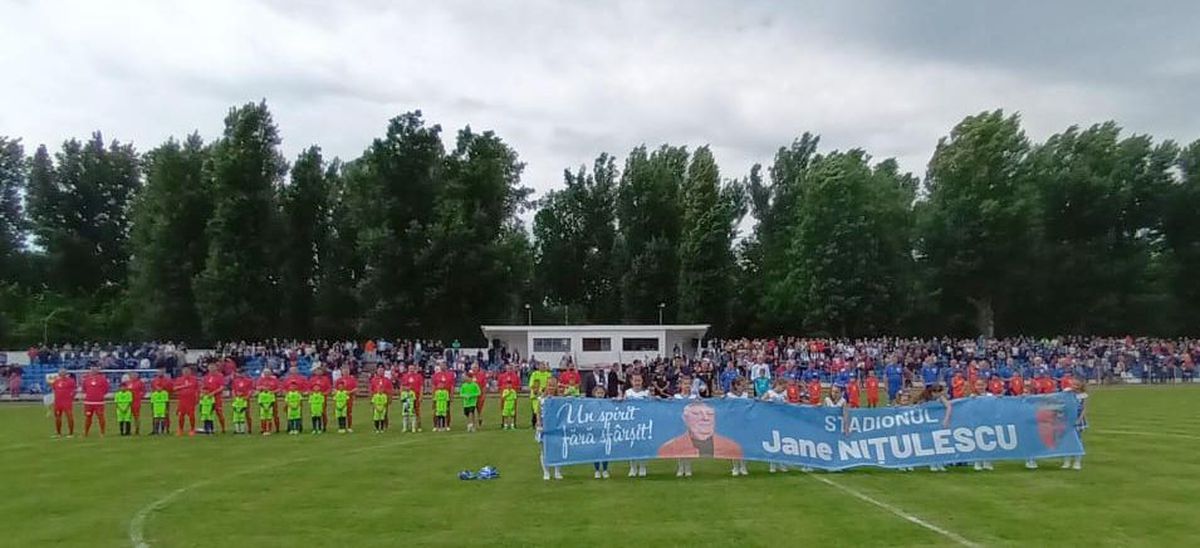 Stadion redenumit la Caracal, în memoria fostului președinte al Universității Craiova » Vedetele Științei și politicienii orașului au jucat un demonstrativ